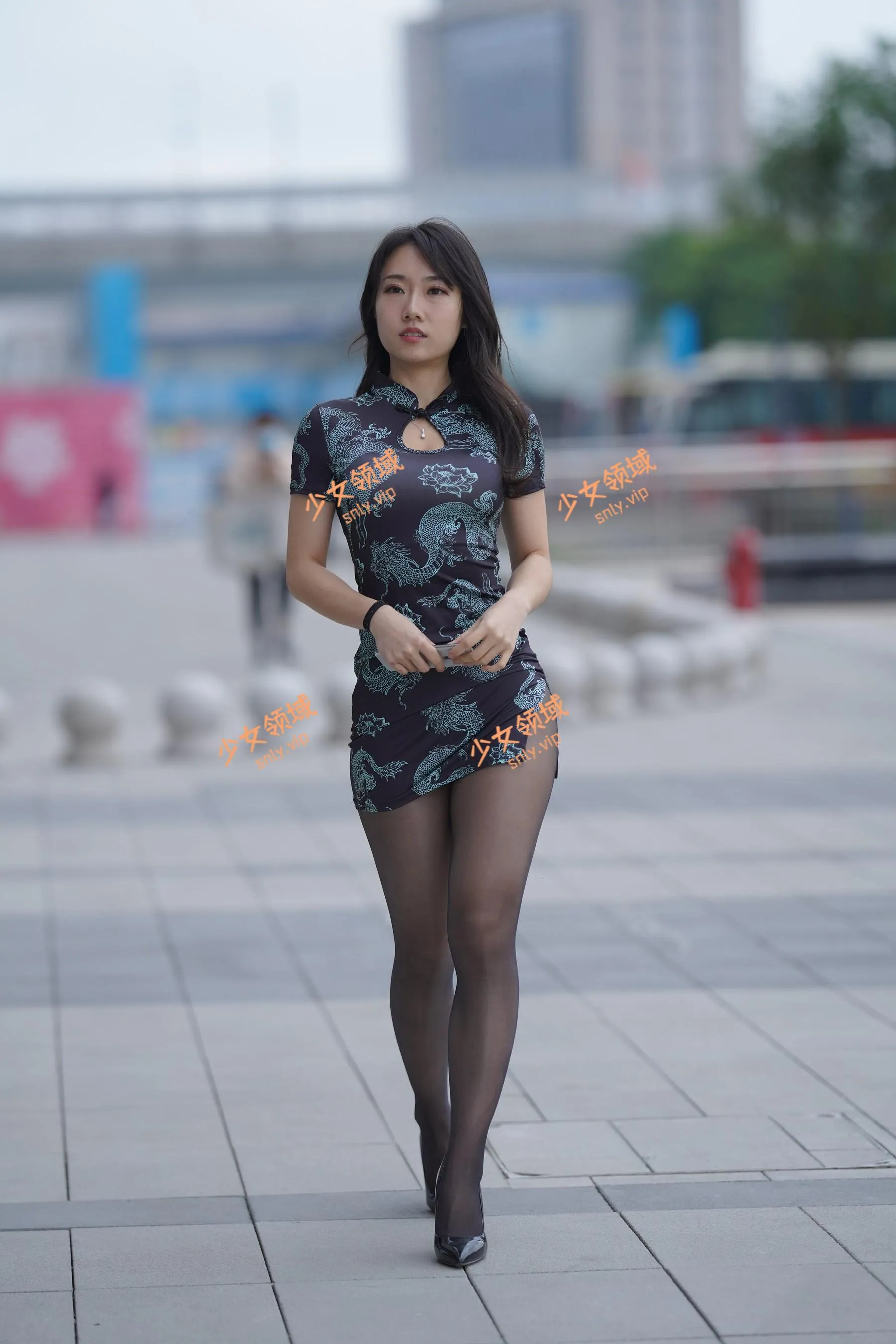 [魔镜街拍] NO.106 性感的黑丝改良旗袍少妇 [382P]插图3